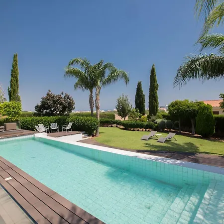 Дом отдыха 4-schlafzimmer-villa Mit Pool Im Zentrum Von By Interhome *