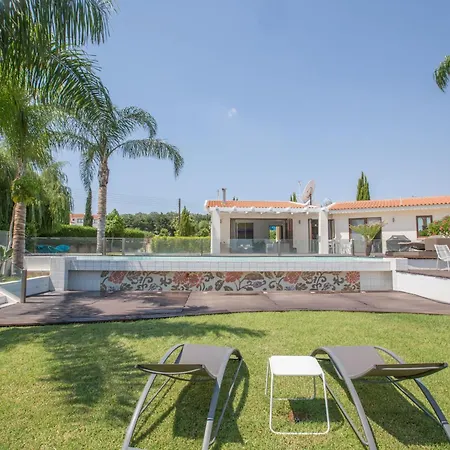 Дом отдыха 4-schlafzimmer-villa Mit Pool Im Zentrum Von By Interhome *