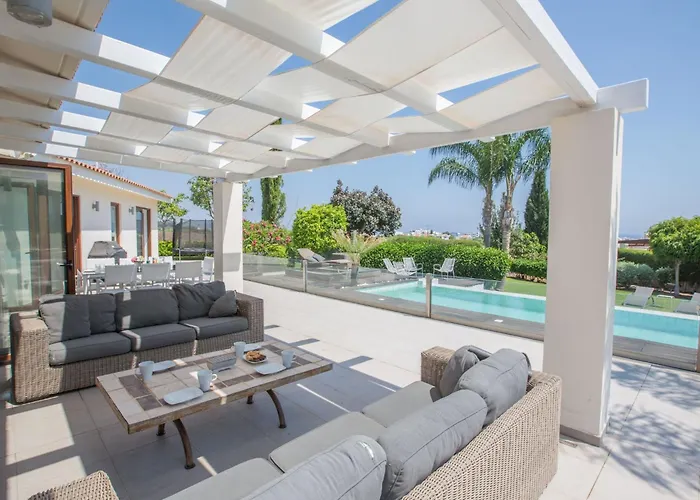 4-schlafzimmer-villa Mit Pool Im Zentrum Von By Interhome