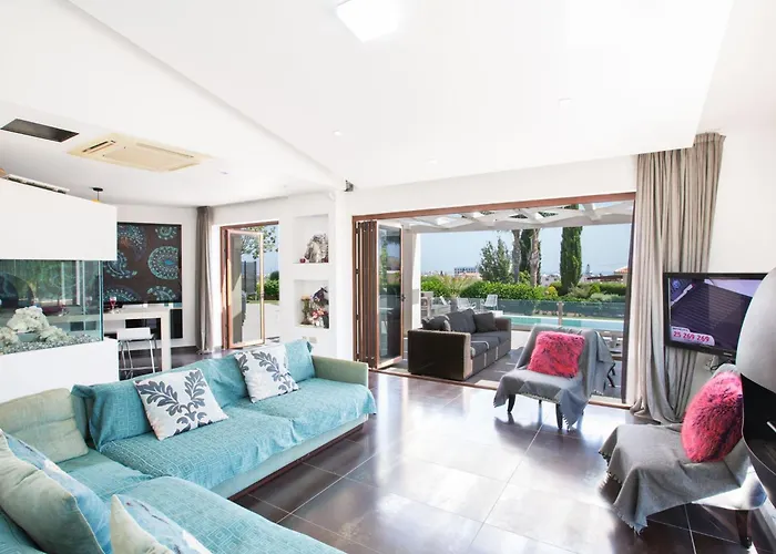 4-schlafzimmer-villa Mit Pool Im Zentrum Von By Interhome *