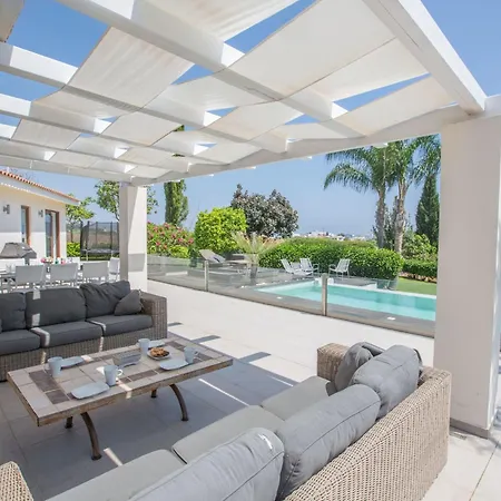 4-schlafzimmer-villa Mit Pool Im Zentrum Von By Interhome