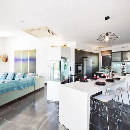 4-schlafzimmer-villa Mit Pool Im Zentrum Von By Interhome