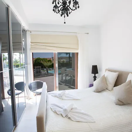 Holiday home 4-schlafzimmer-villa Mit Pool Im Zentrum Von By Interhome