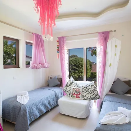 Holiday home 4-schlafzimmer-villa Mit Pool Im Zentrum Von By Interhome