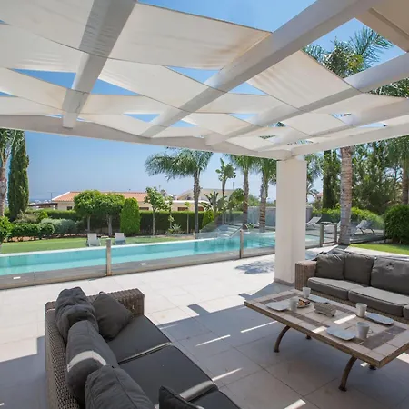 Holiday home 4-schlafzimmer-villa Mit Pool Im Zentrum Von By Interhome *