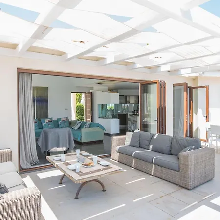 4-schlafzimmer-villa Mit Pool Im Zentrum Von By Interhome Semesterbostad *