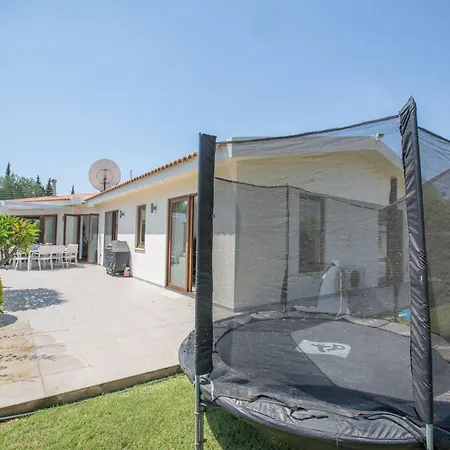 4-schlafzimmer-villa Mit Pool Im Zentrum Von By Interhome *