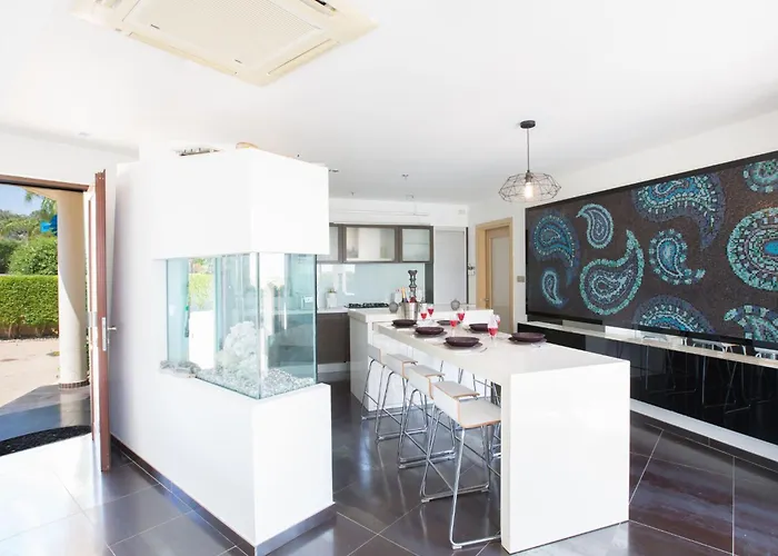 Casa vacanze 4-schlafzimmer-villa Mit Pool Im Zentrum Von By Interhome *