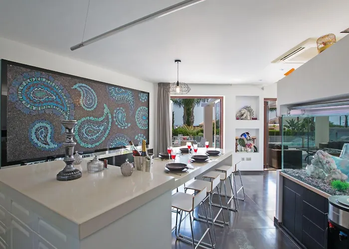 Dom wakacyjny 4-schlafzimmer-villa Mit Pool Im Zentrum Von By Interhome