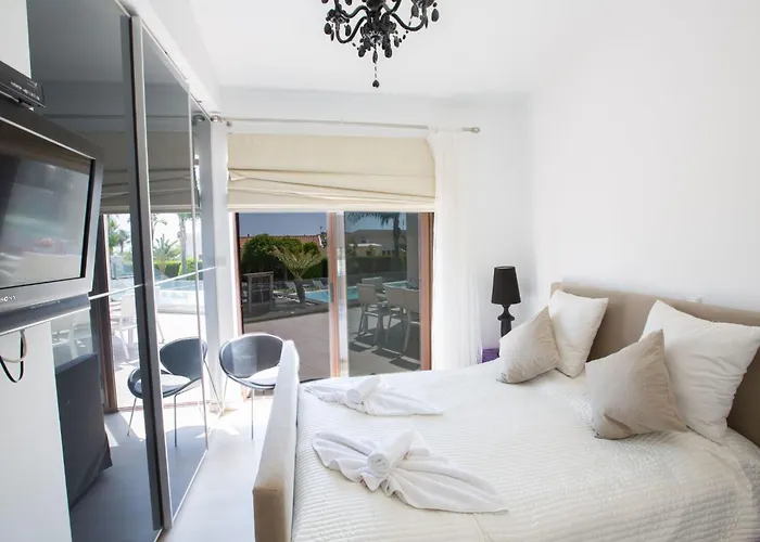 Semesterbostad 4-schlafzimmer-villa Mit Pool Im Zentrum Von By Interhome