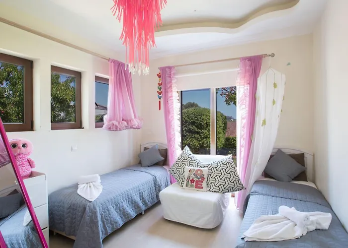 Dom wakacyjny 4-schlafzimmer-villa Mit Pool Im Zentrum Von By Interhome