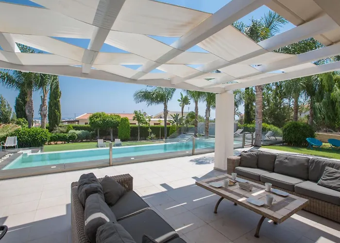 Dom wakacyjny 4-schlafzimmer-villa Mit Pool Im Zentrum Von By Interhome *