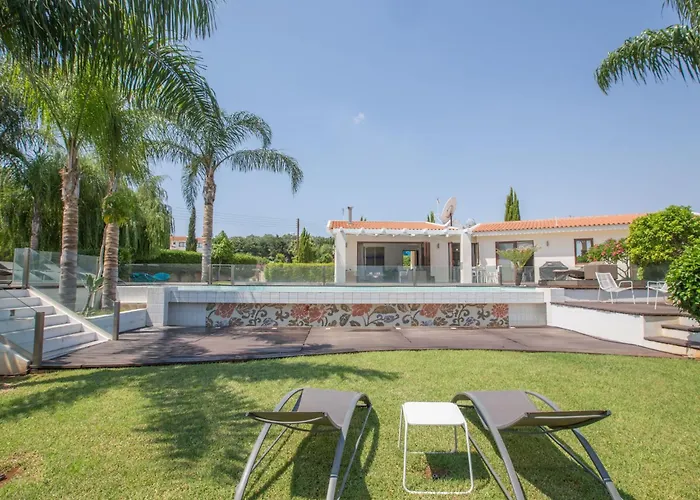 بيت للعطل 4-schlafzimmer-villa Mit Pool Im Zentrum Von By Interhome *