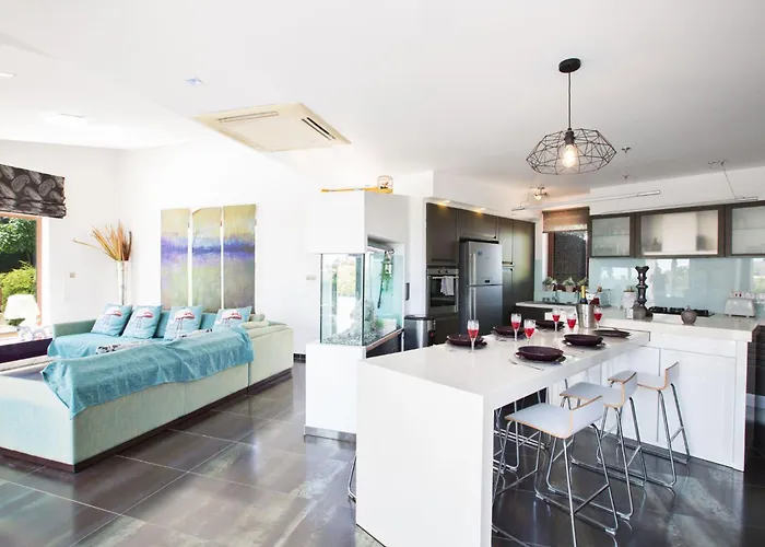 4-schlafzimmer-villa Mit Pool Im Zentrum Von By Interhome