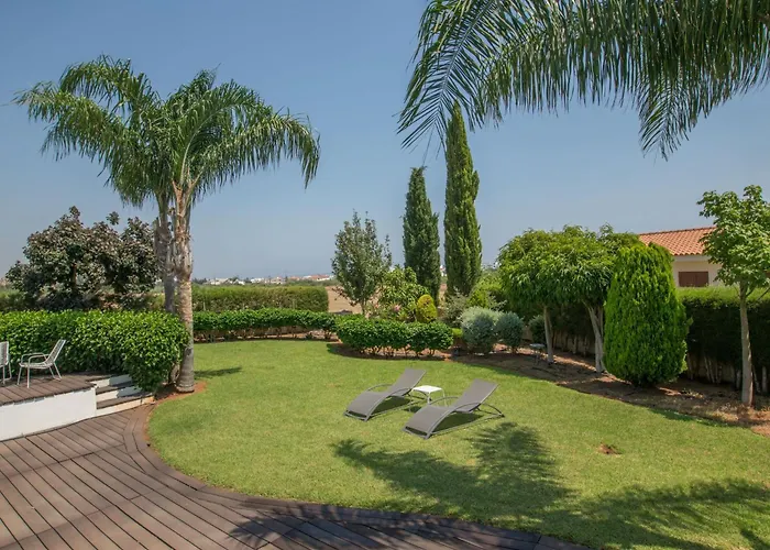 4-schlafzimmer-villa Mit Pool Im Zentrum Von By Interhome بيت للعطل